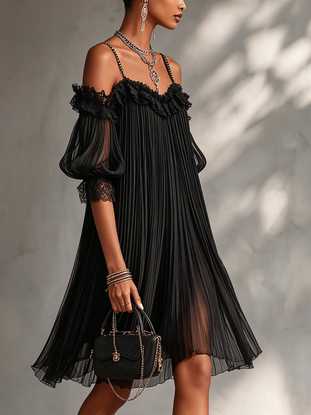 Camille | Schwarzes Chiffon-Minikleid mit schulterfreien Trägern und Spitzenakzenten