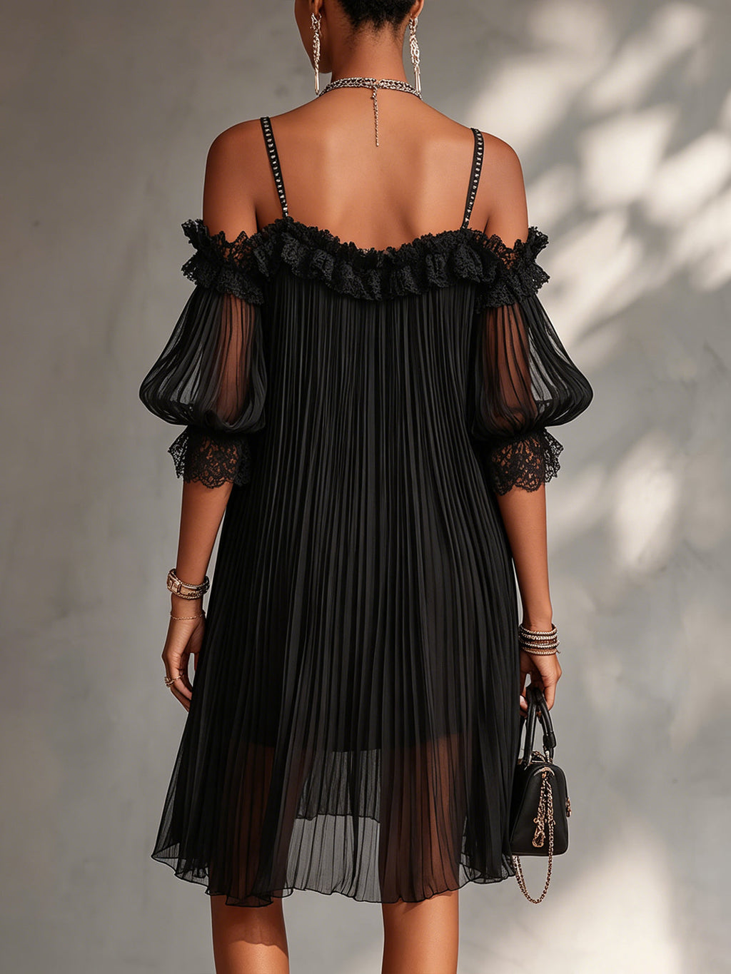 Camille | Schwarzes Chiffon-Minikleid mit schulterfreien Trägern und Spitzenakzenten