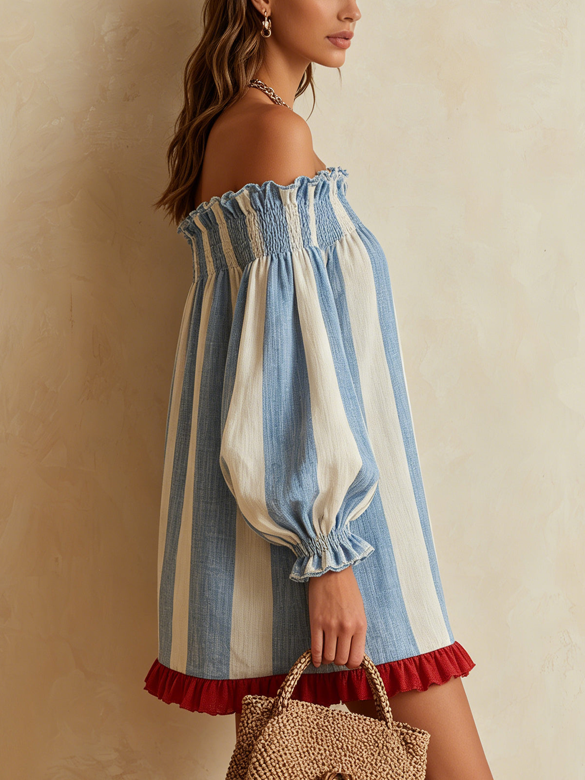 Ondine | Mini-Kleid mit blauen und weißen Streifen, schulterfreien Trägern und kontrastierendem Saum