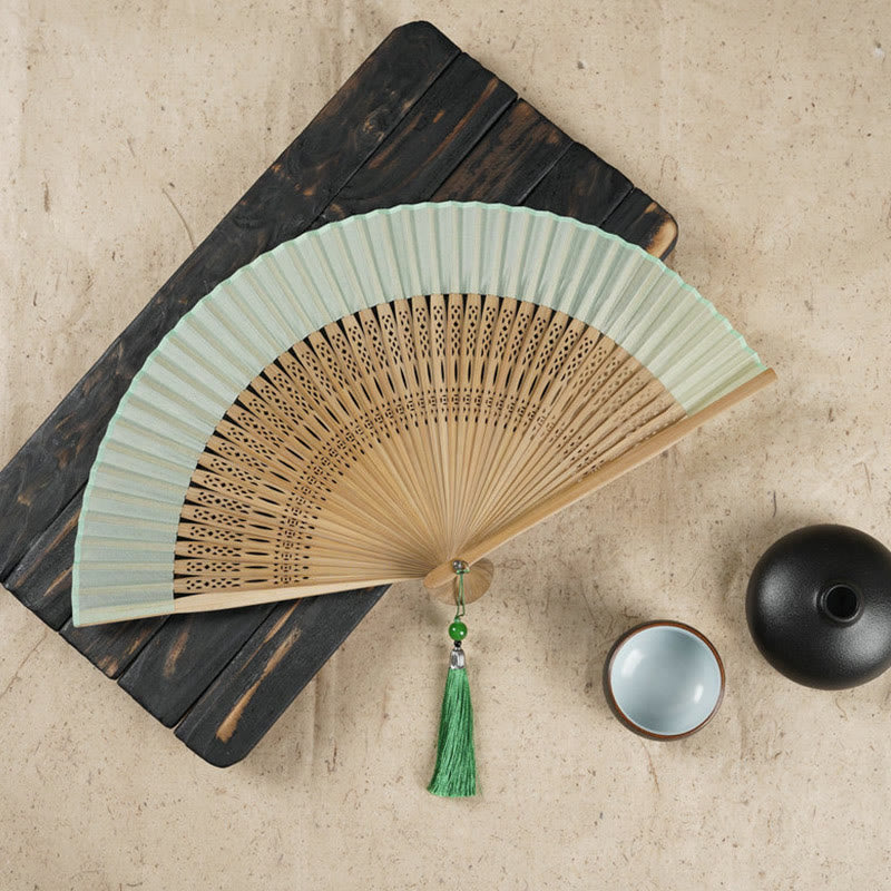 Praktischer Faltfächer aus Bambus mit Buddha-Motiven und filigraner Kirschblüten-Gravur