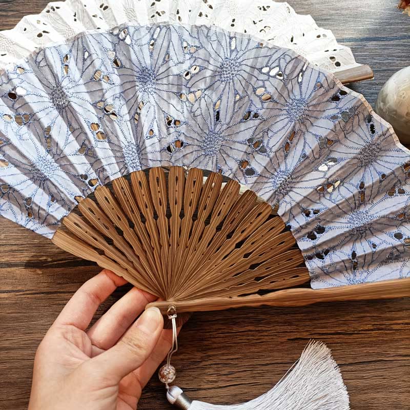 Buddha-Steine, einfarbige, hohle Blumenstickerei auf Baumwollstoff, handgefertigter Bambusfächer