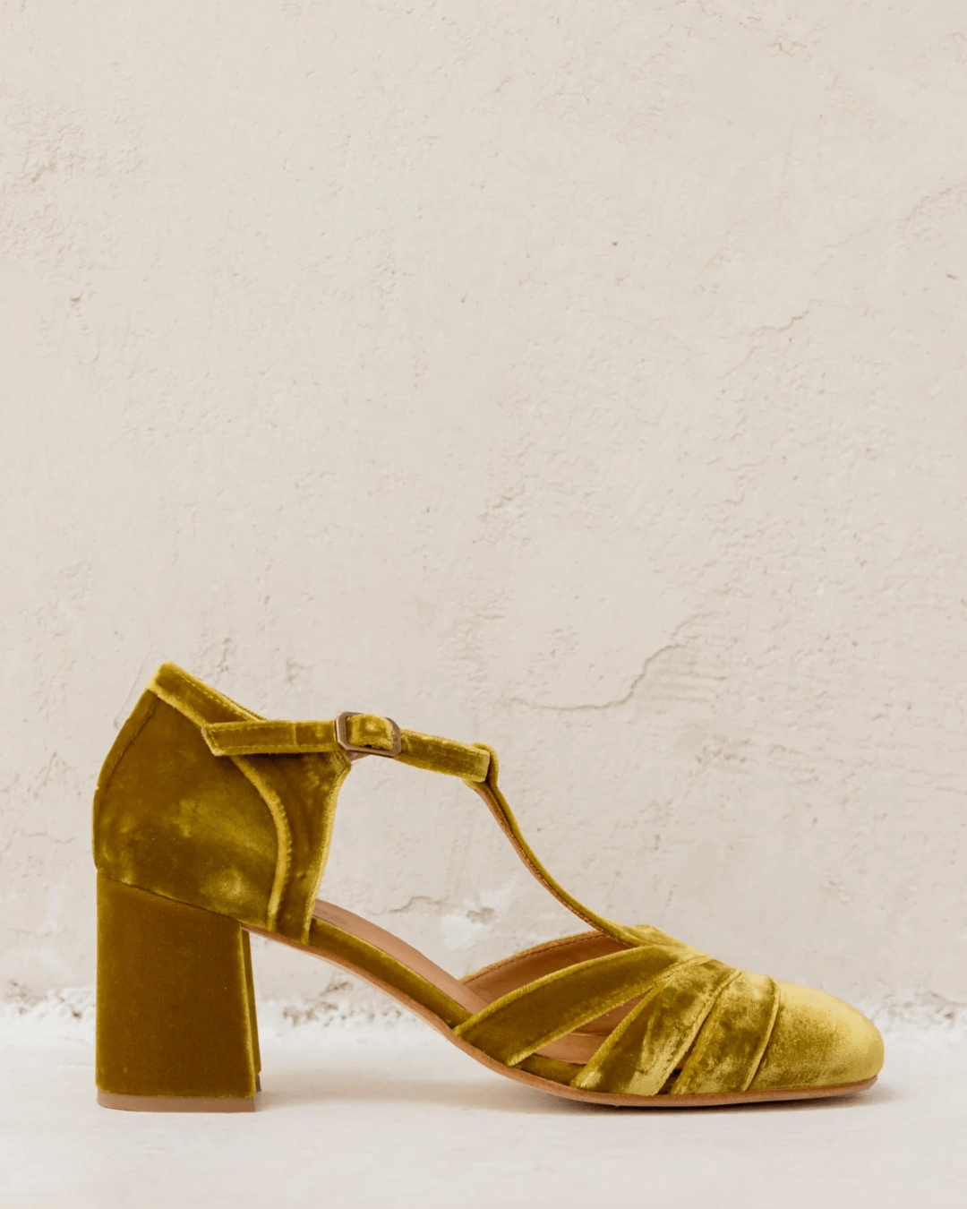 Velours-Pumps mit breitem Cut-out, Schnalle und T-Riemen-Design