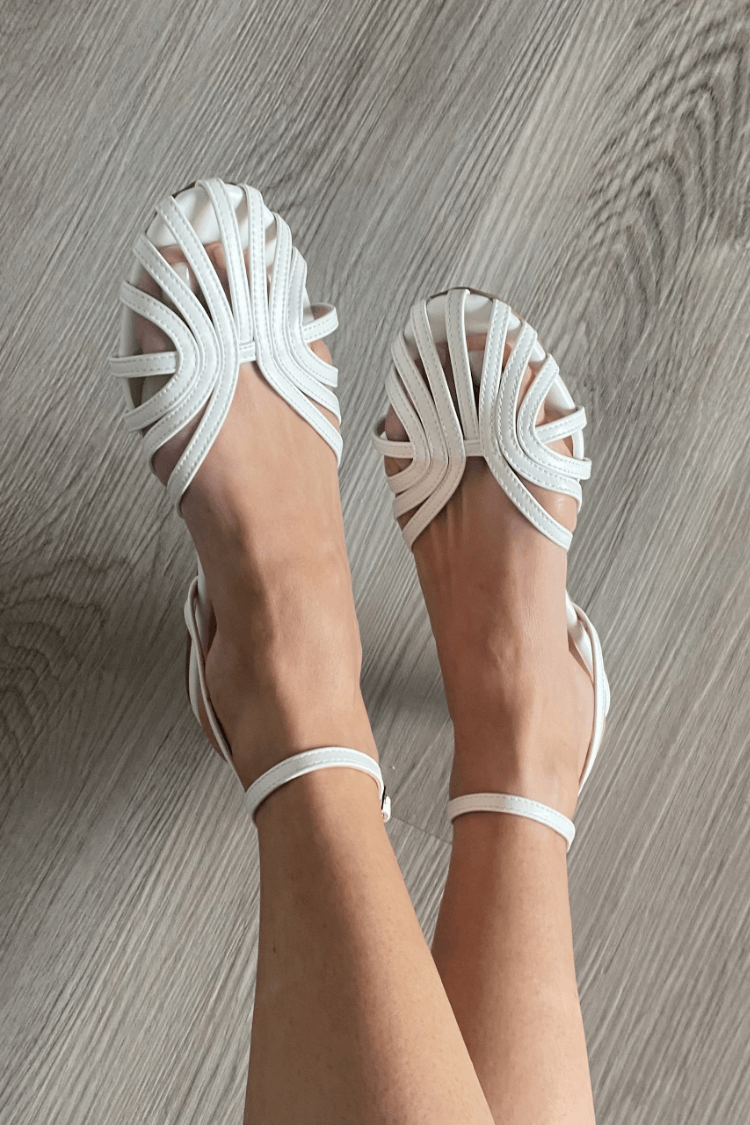 Ballerines unies à bout rond avec découpes et bride à la cheville