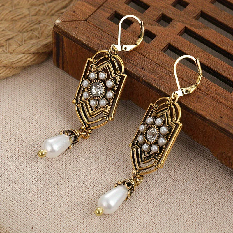 Boucles d'oreilles vintage dorées avec perle incrustée