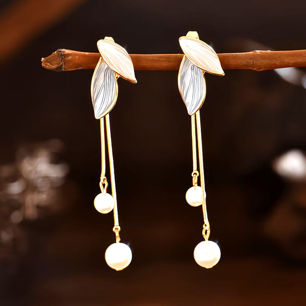 Longues boucles d'oreilles feuille avec perles