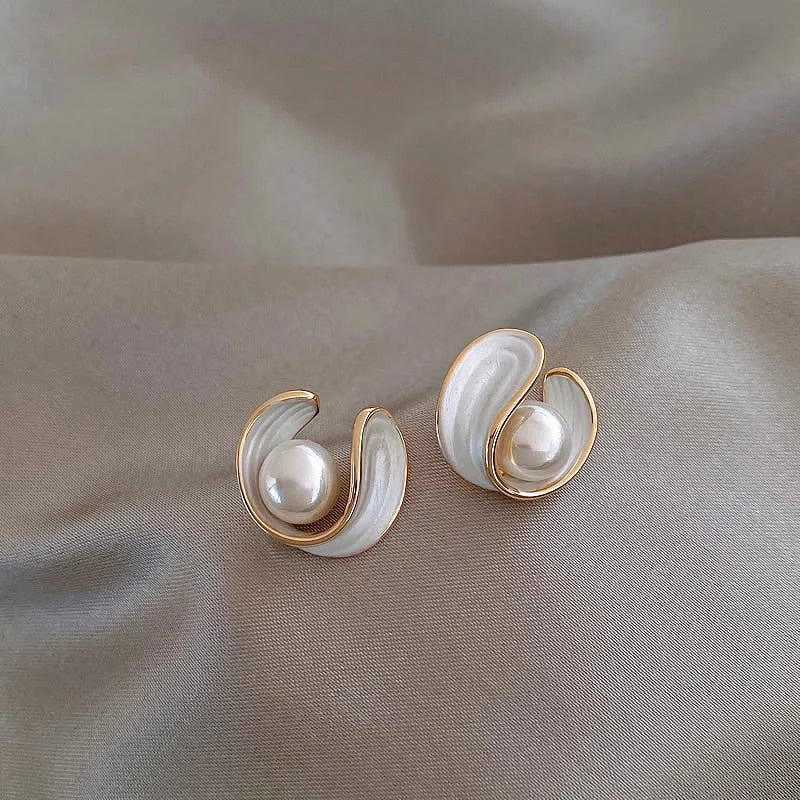 Boucles d'oreilles élégantes en or avec perle opale blanche