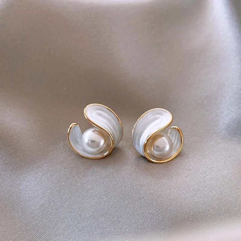 Boucles d'oreilles élégantes en or avec perle opale blanche