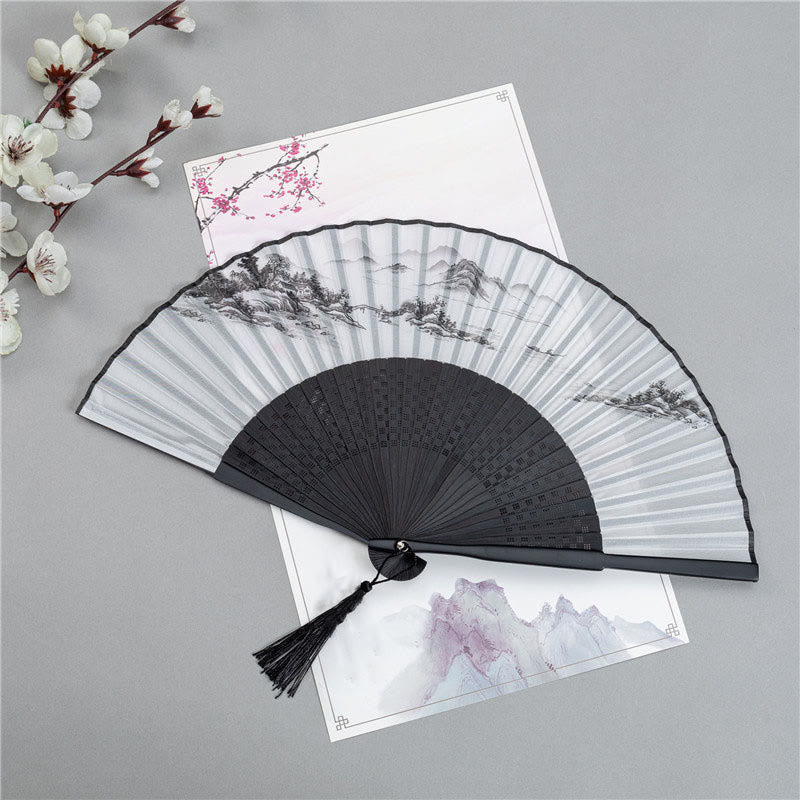 Faltbarer Handfächer aus Seide und Bambus mit Buddha-Motiven, Bergen, Pflaumenblüten, Lotus, Elstern und Bambusblättern – 22,5 cm