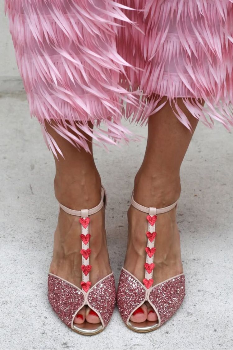 Funkelnde Rosa-Rote Sandalen mit T-Riemen, Herzdetails und Blockabsatz