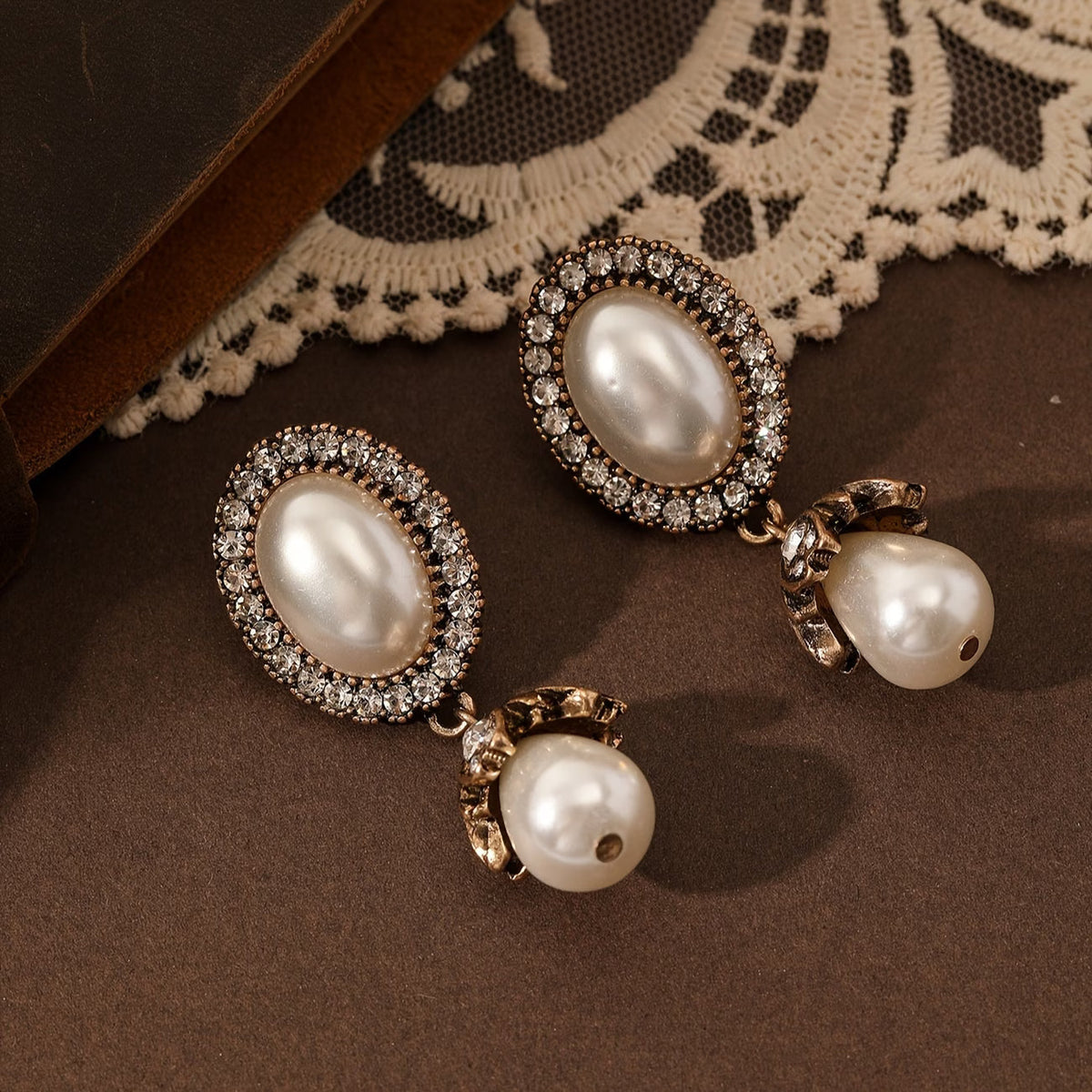 Boucles d'oreilles pendantes vintage à cadre perlé