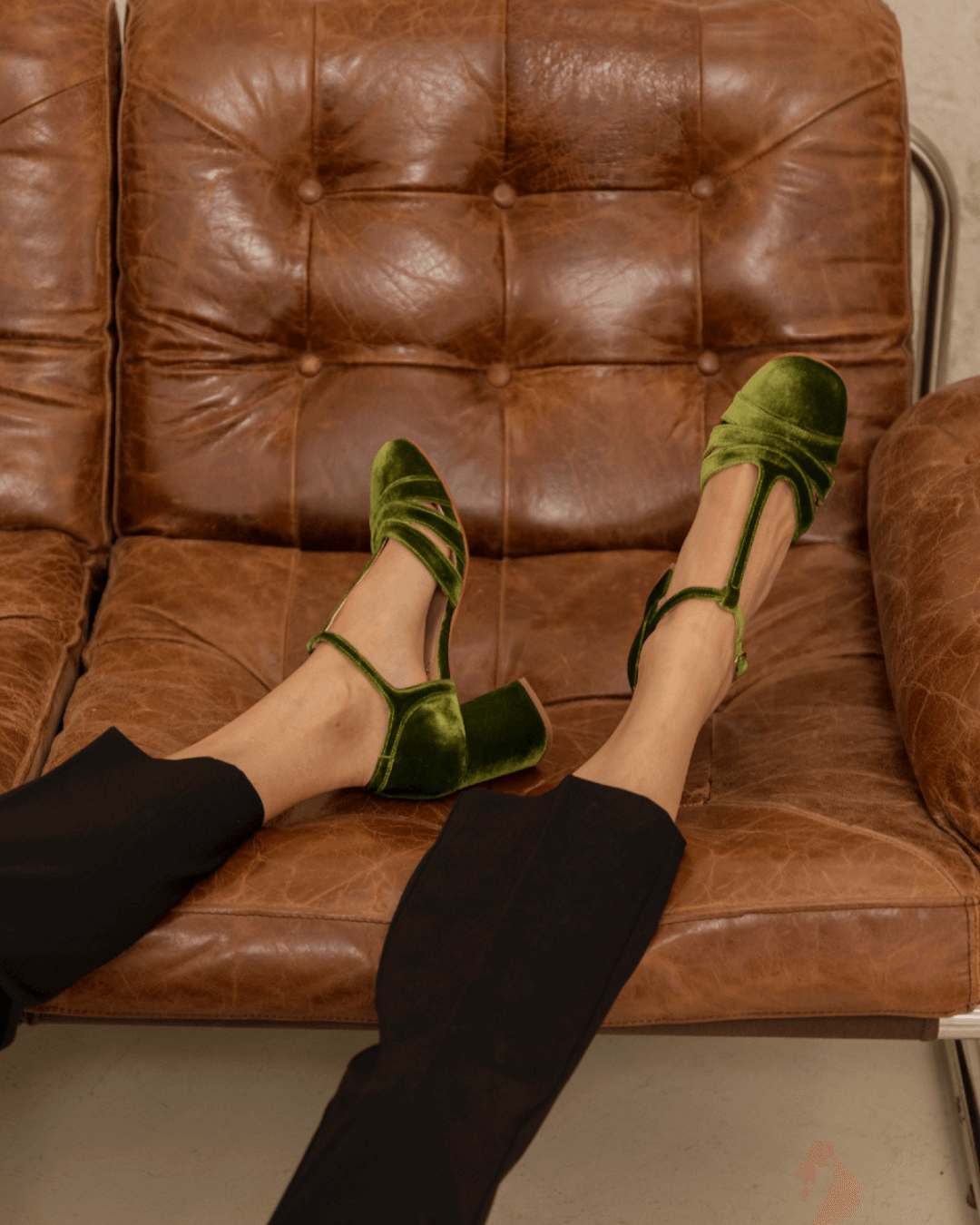 Velours-Pumps mit breitem Cut-out, Schnalle und T-Riemen-Design