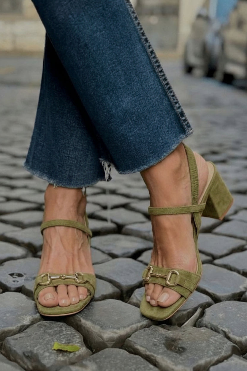 Olivgrüne Wildleder-Slingback-Sandalen mit Blockabsatz