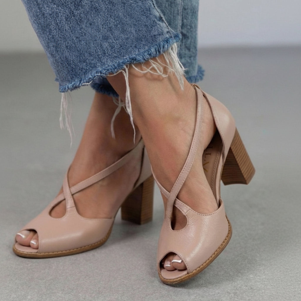 Elegante Puderrosa und Rosa Sandalen mit offenen Zehen, gekreuzten Riemen und Blockabsatz