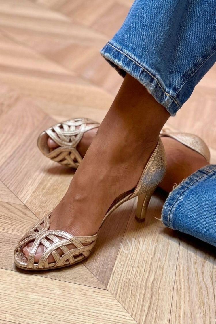 Goldene Peeptoe-Pumps mit mittelhohem Absatz