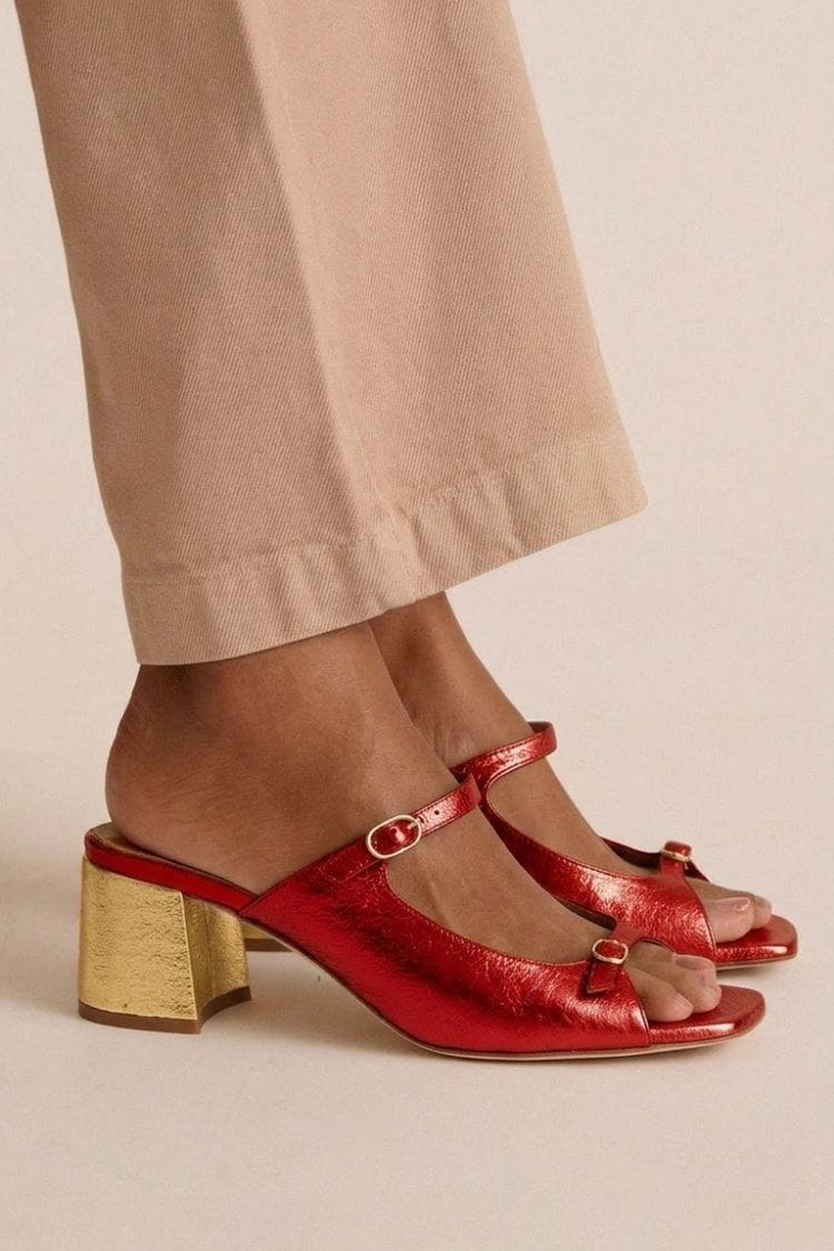 Escarpins slingback dorés à talon bloc et découpes
