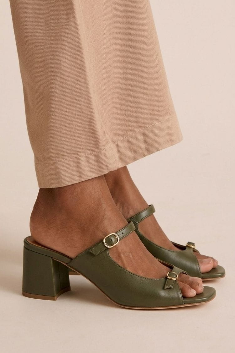 Escarpins slingback dorés à talon bloc et découpes