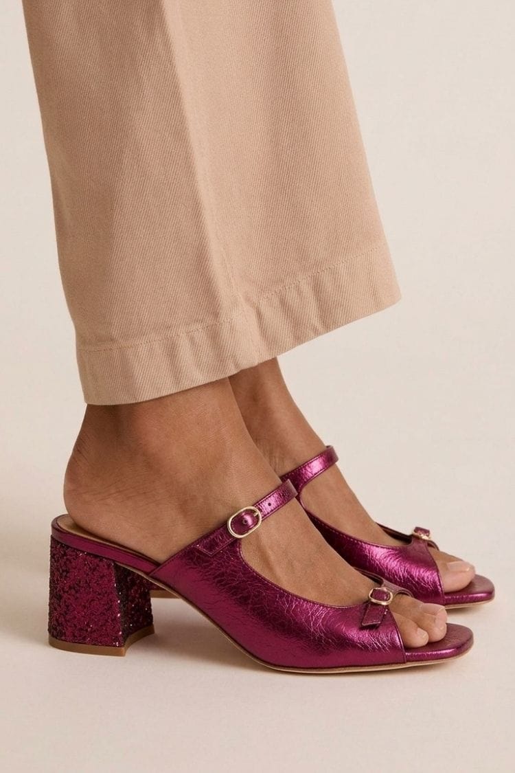 Escarpins slingback dorés à talon bloc et découpes