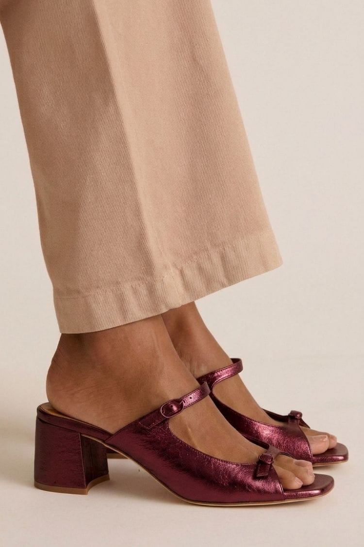 Escarpins slingback dorés à talon bloc et découpes