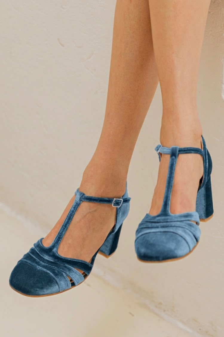 Velours-Pumps mit breitem Cut-out, Schnalle und T-Riemen-Design