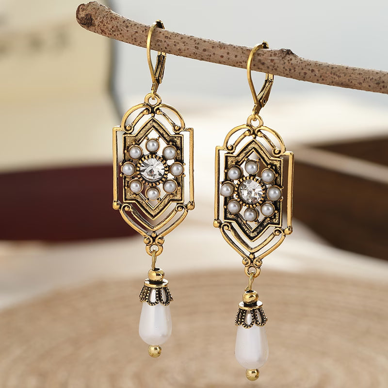 Boucles d'oreilles vintage dorées avec perle incrustée