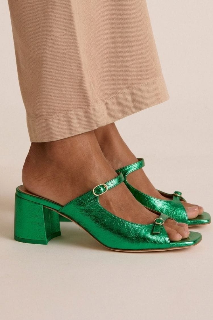 Escarpins slingback dorés à talon bloc et découpes