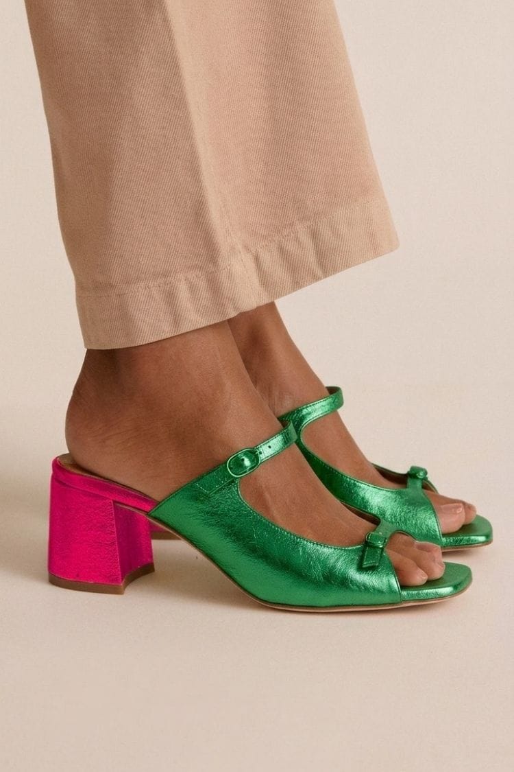 Escarpins slingback dorés à talon bloc et découpes