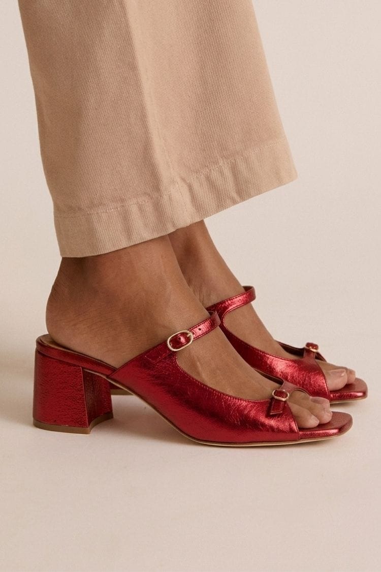 Escarpins slingback dorés à talon bloc et découpes