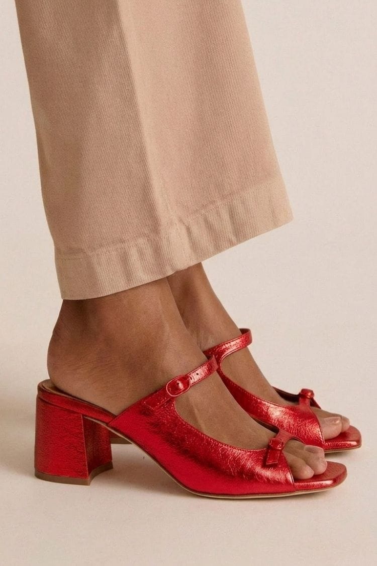 Escarpins slingback dorés à talon bloc et découpes
