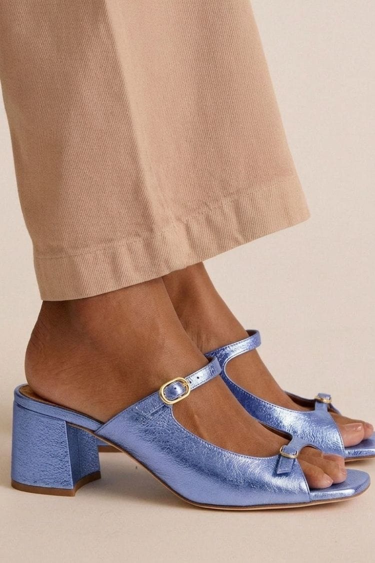 Escarpins slingback dorés à talon bloc et découpes