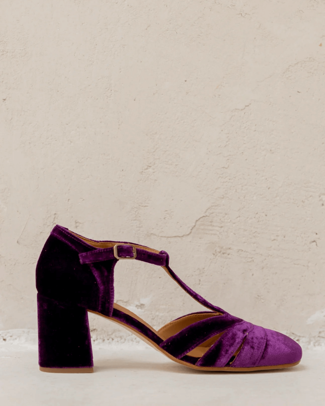 Velours-Pumps mit breitem Cut-out, Schnalle und T-Riemen-Design