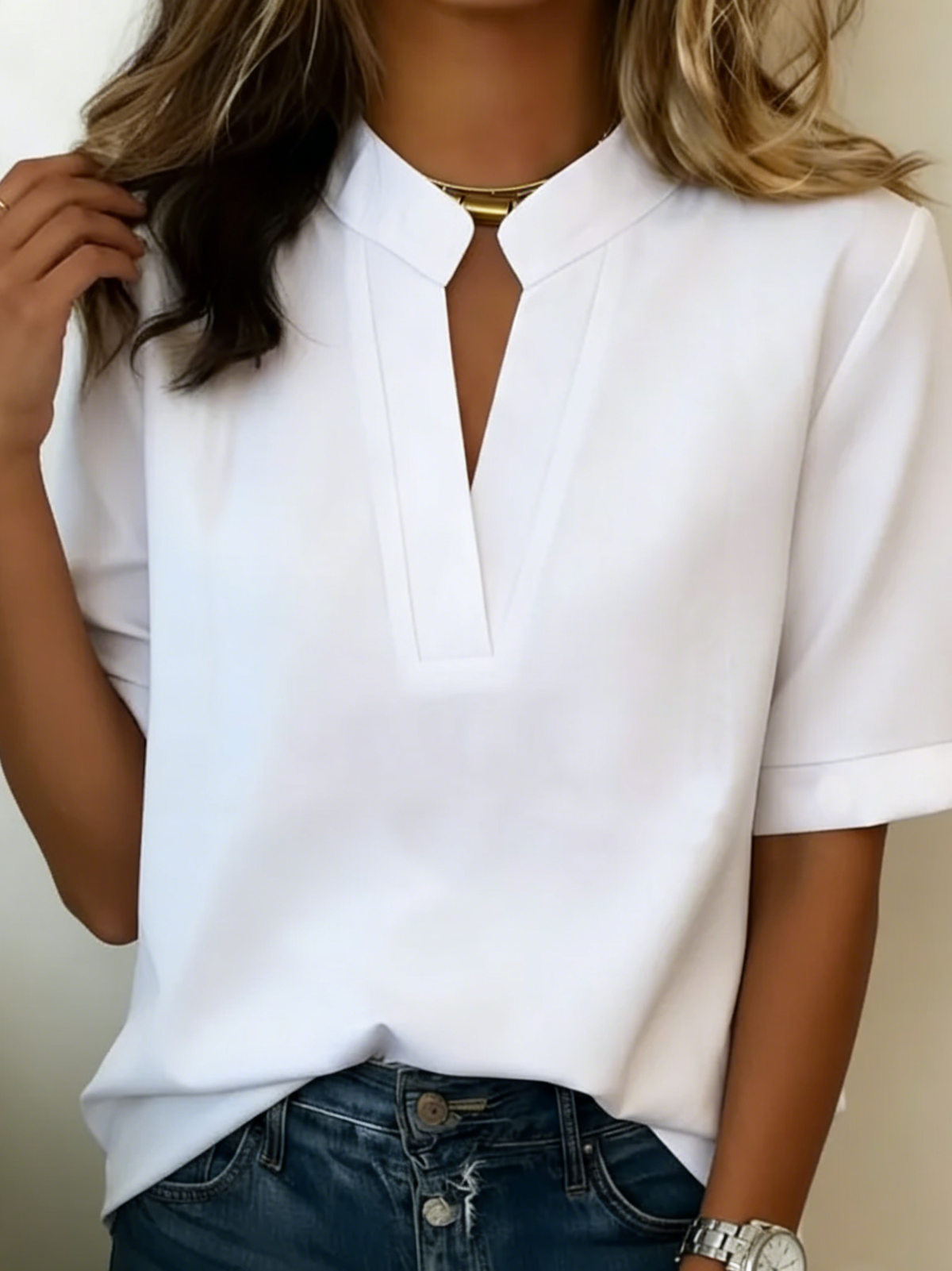Mirella™ | Élégante blouse à col en V avec détail doré