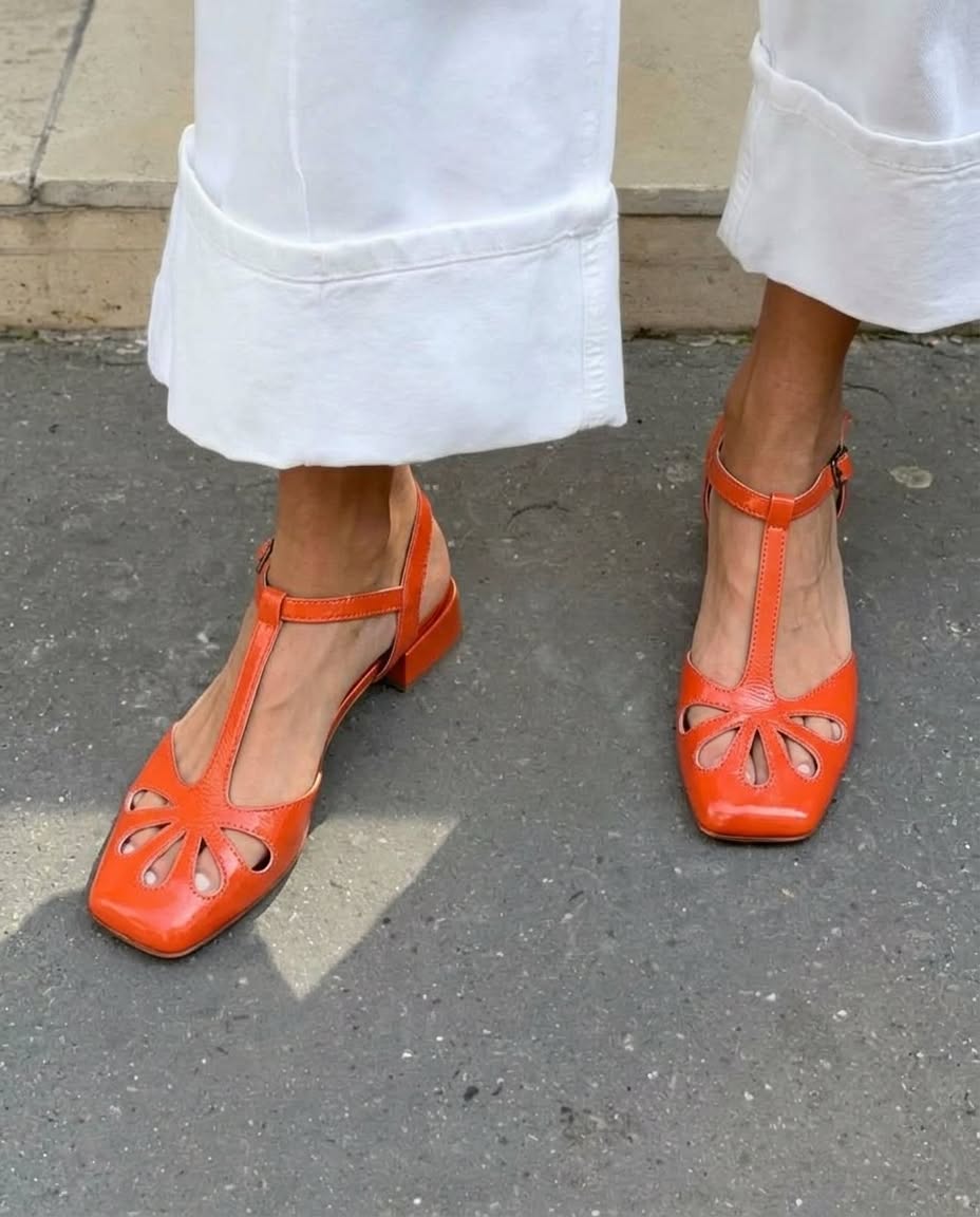 Orange Blockabsatz-Pumps mit floralem Cut-out und quadratischer Spitze sowie T-Riemen