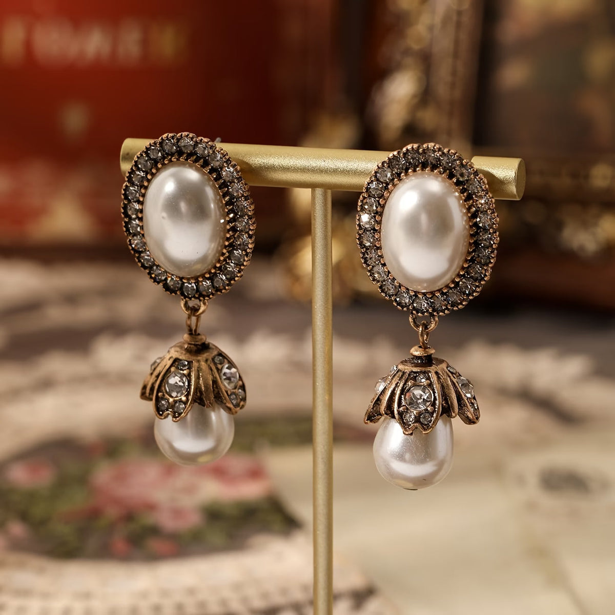 Boucles d'oreilles pendantes vintage à cadre perlé