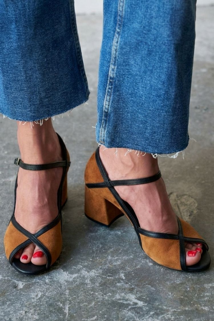 Farbblock-Stiletto-Pumps mit Schnalle und T-Riemen