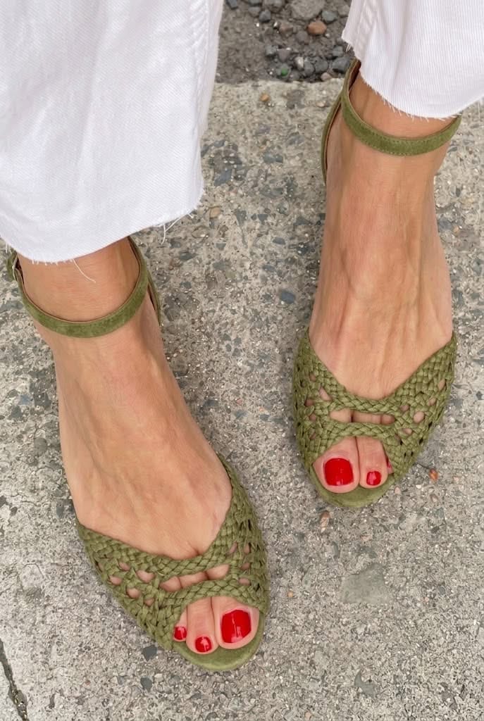 Sandales élégantes tressées à découpes, bout ouvert, talon bas et bride à la cheville