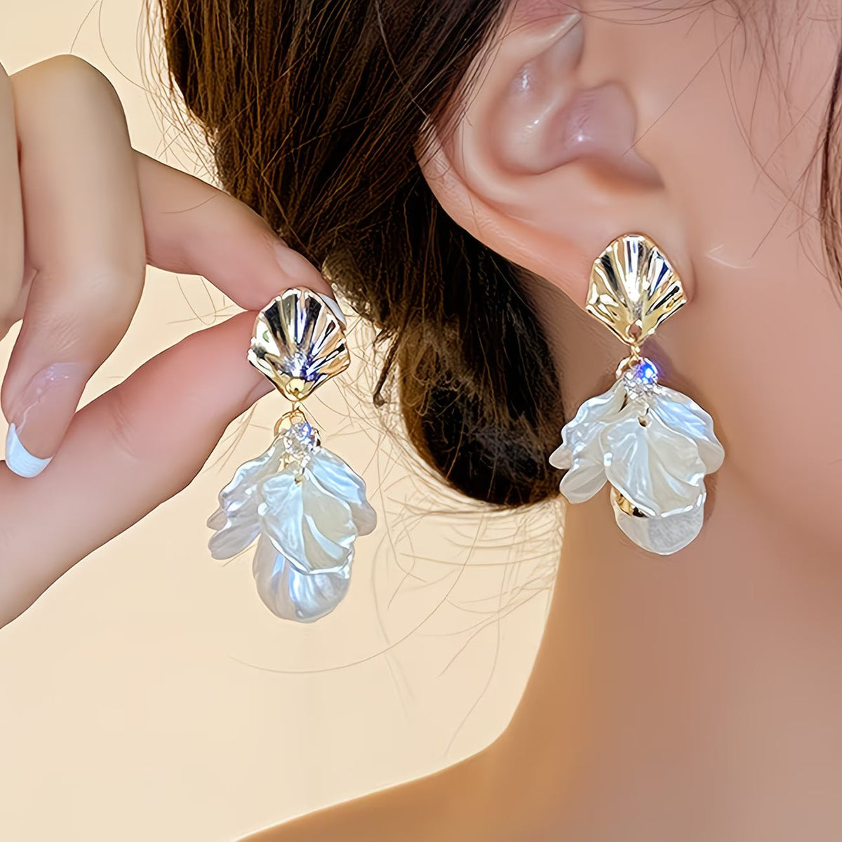 Les boucles d'oreilles pétales perlés mats