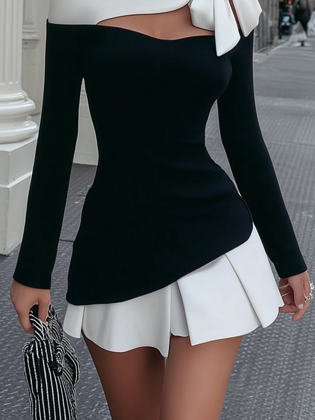 Faustine | Weiß-Schwarzes Mini-Kleid mit Trägern und Eingearbeitetem Knoten