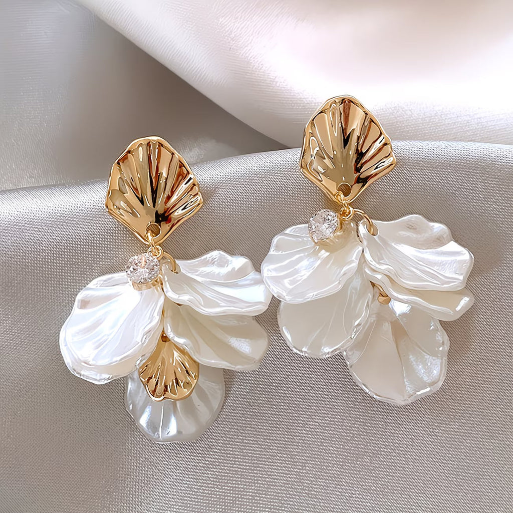 Les boucles d'oreilles pétales perlés mats
