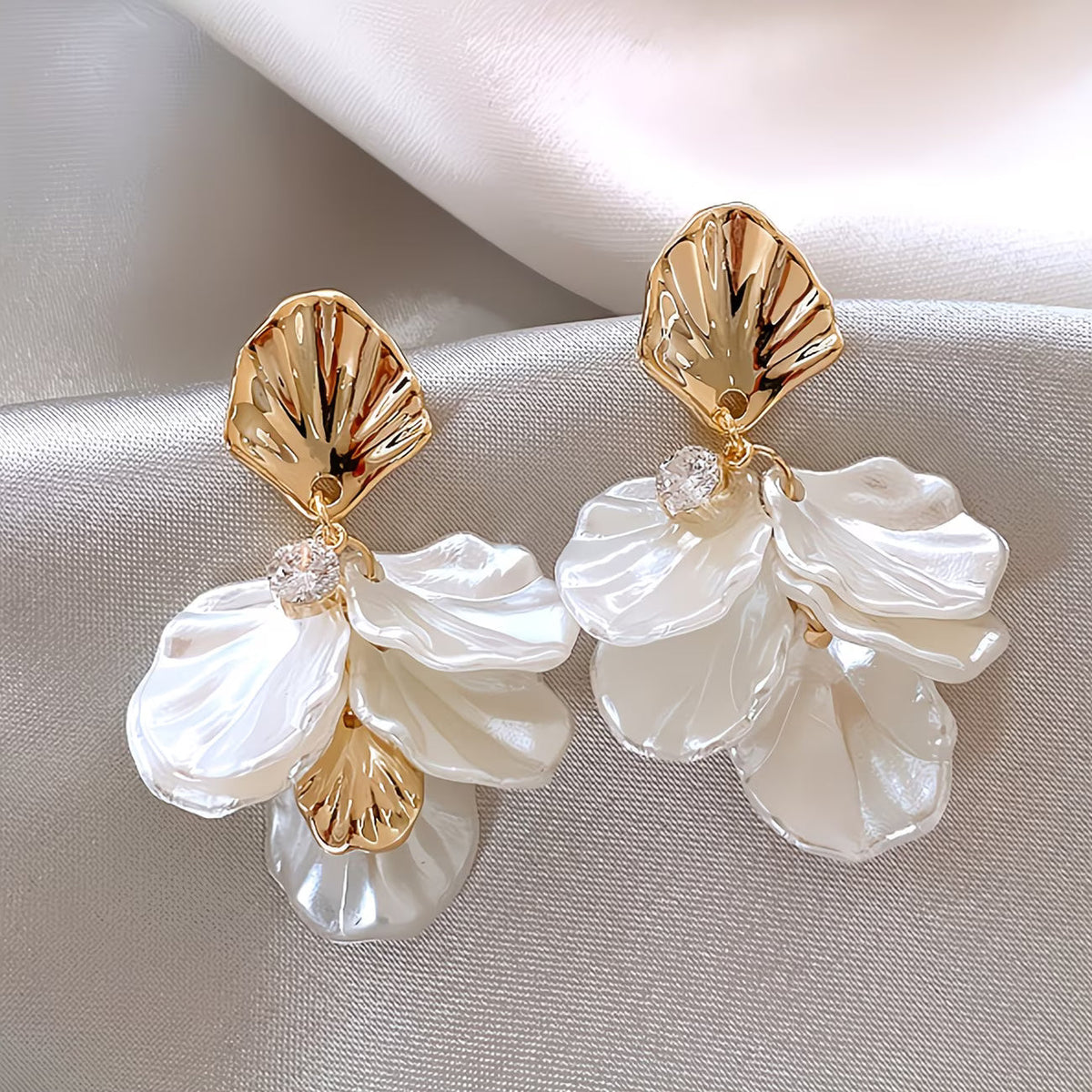 Les boucles d'oreilles pétales perlés mats