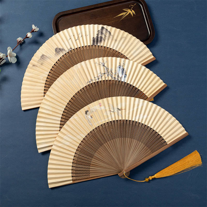 Bambus-Handfächer mit Buddha-Steinen, Lotus, Libelle, Wildgänsen und Pflaumenblüte – 22,5 cm