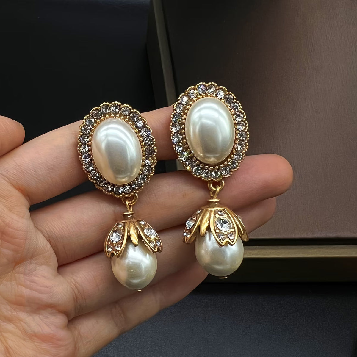 Boucles d'oreilles pendantes vintage à cadre perlé