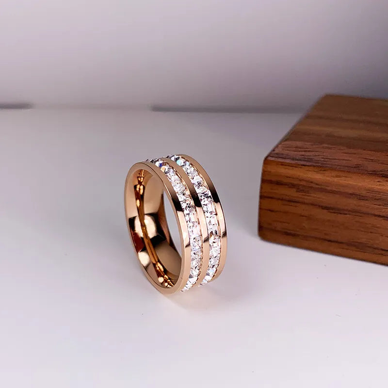 Bague élégante avec double sertissage de zirconia