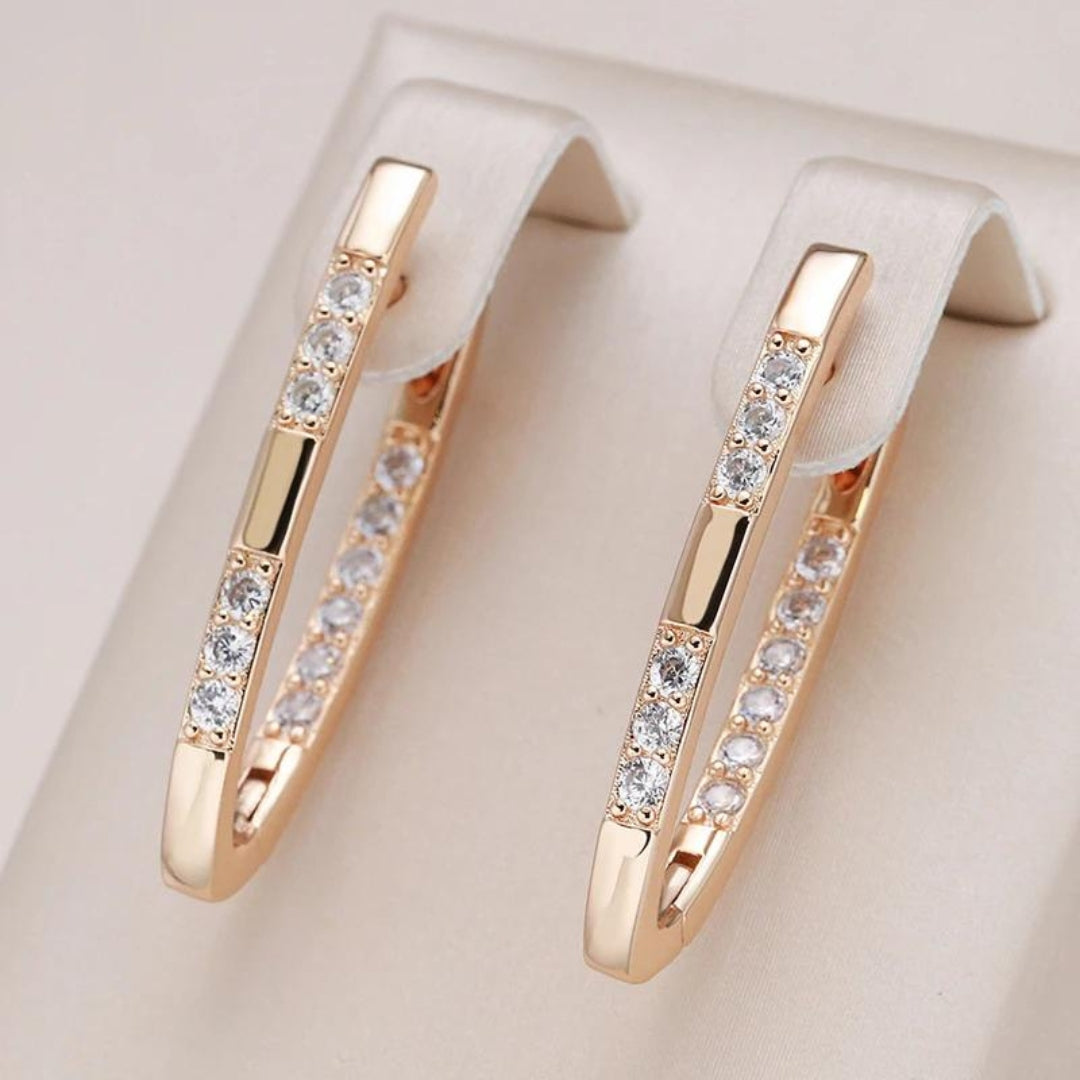 Goldene Ohrringe mit eleganten Zirkonia-Steinen