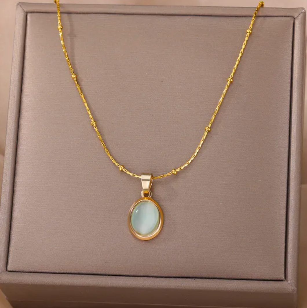 Collier en quartz élégant avec plaquage or 18 carats