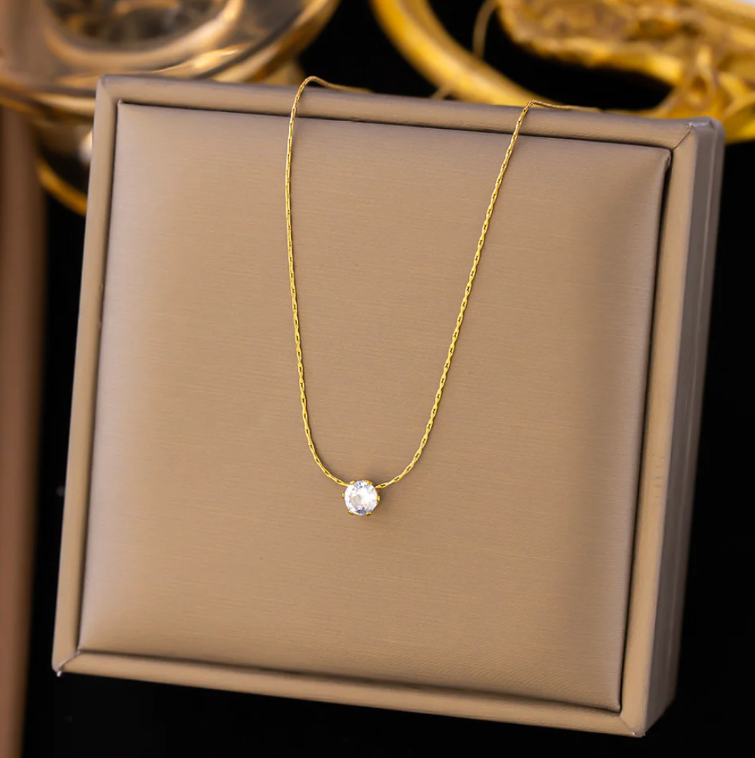 Collier en or 18 carats avec des cristaux étincelants