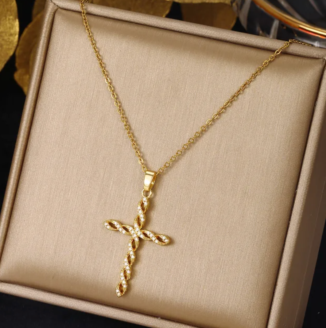 Collier en or 18 carats avec pendentif croix entrelacée