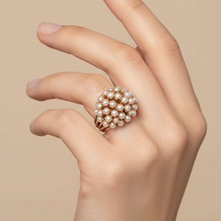 Bague en or classique avec perle incrustée