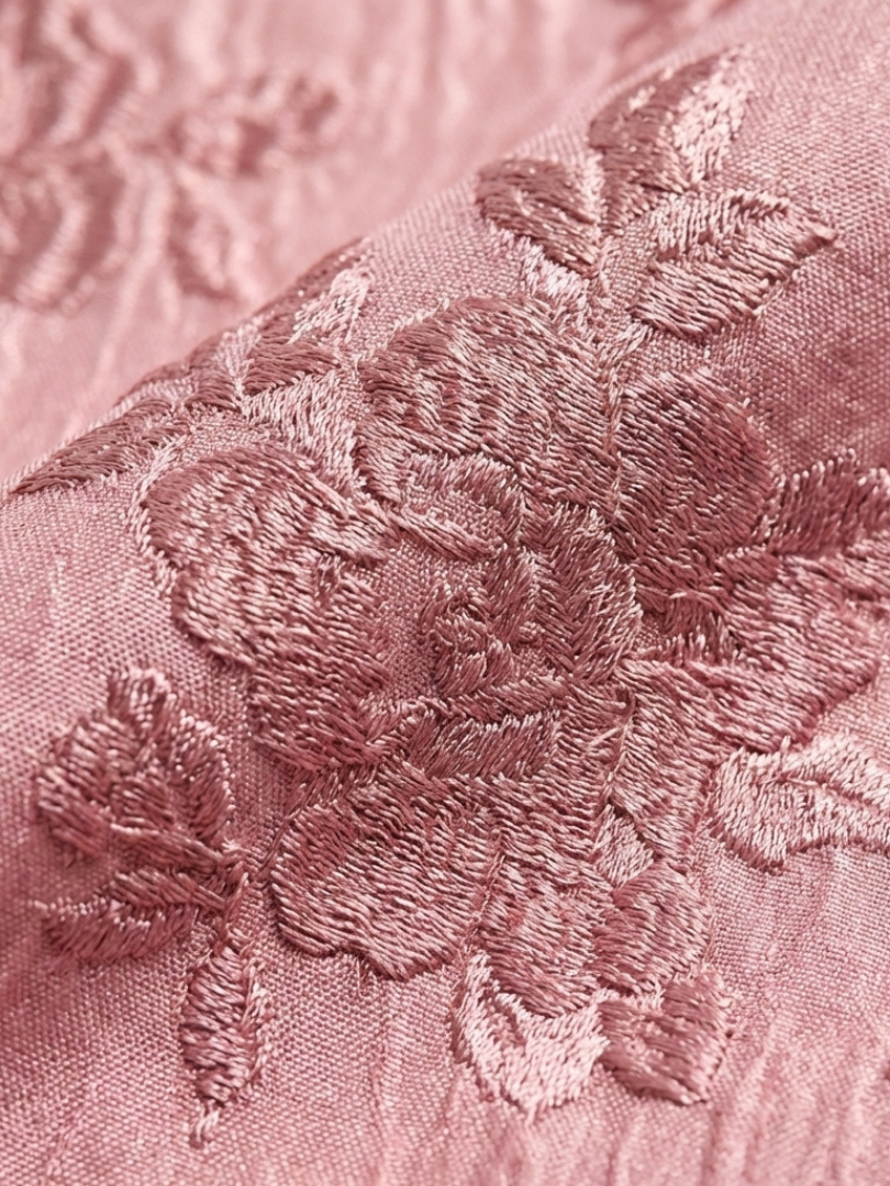 Xanthea | Robe chemise maxi à manches courtes avec ceinture florale texturée