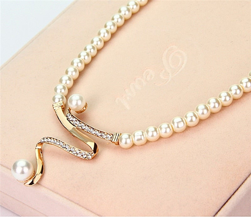 Ensemble collier de perles et boucles d'oreilles