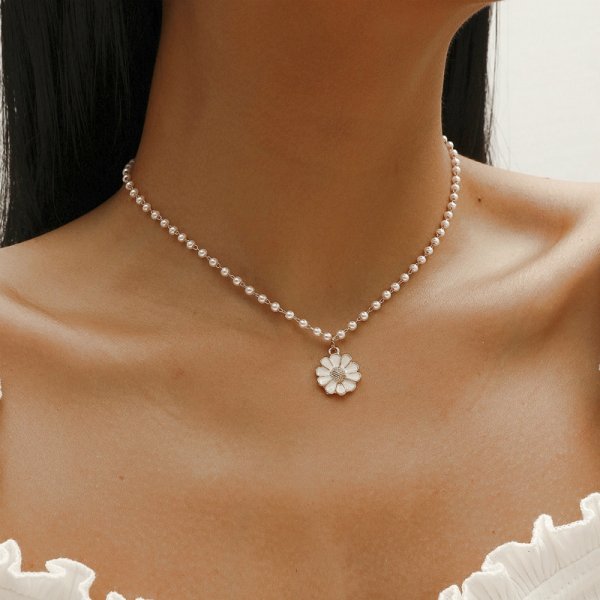 Collier marguerite orné de perles